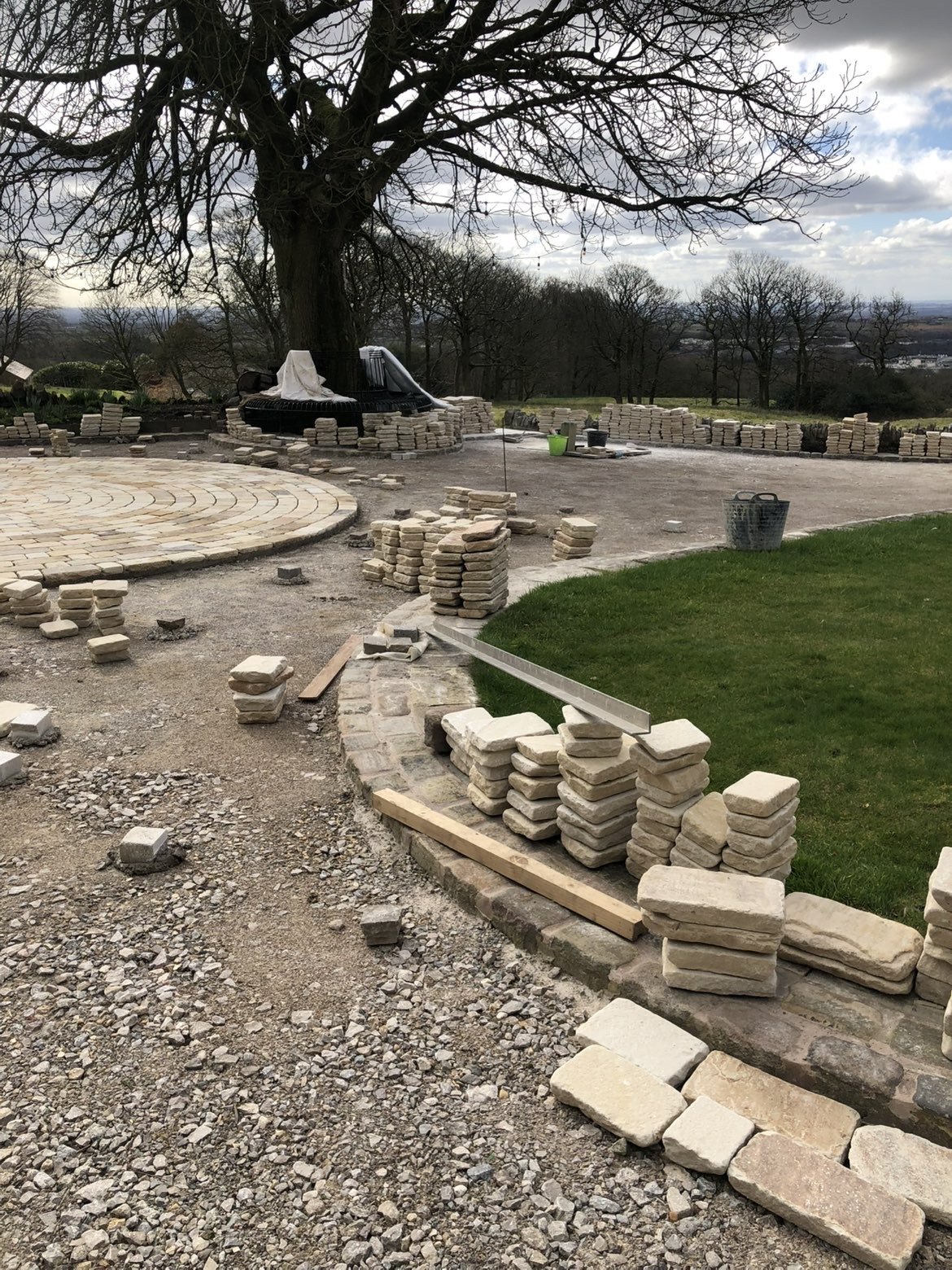 Sett paving construction with stacked stone